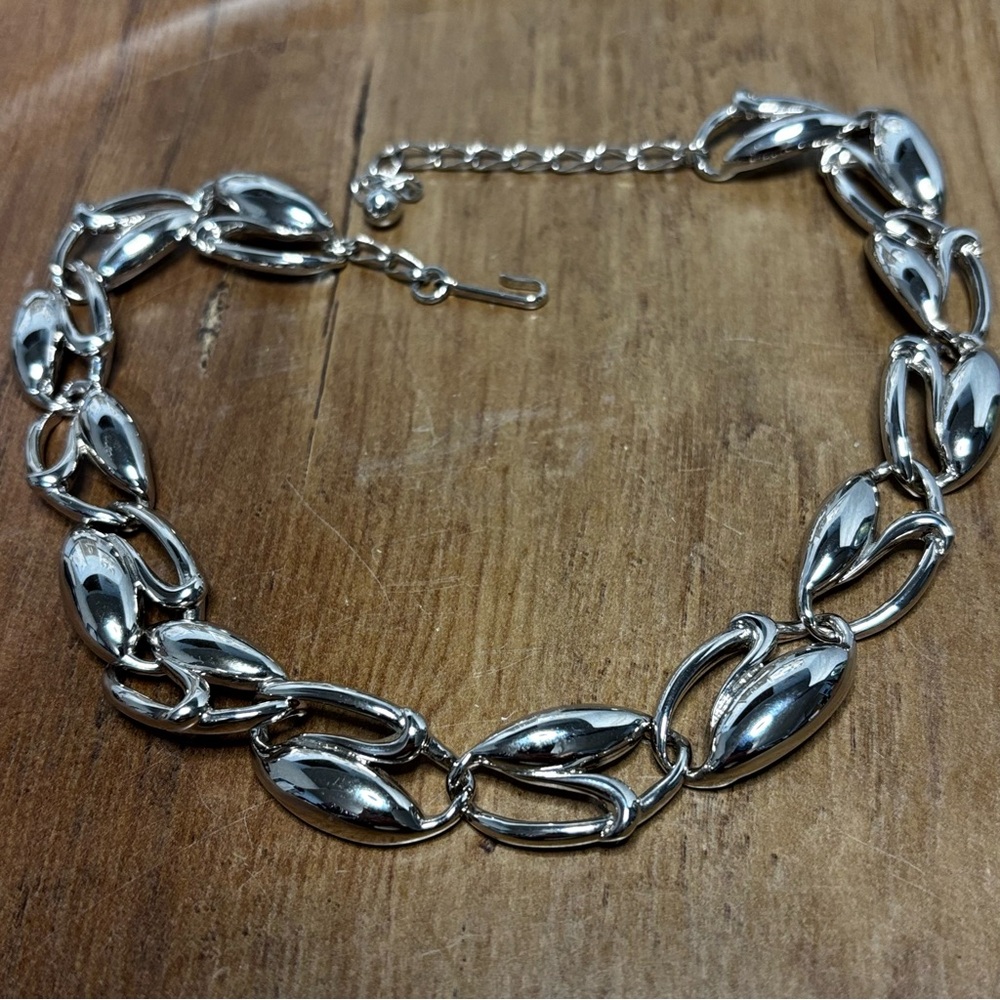 Vintage Crown Trifari (copyright) silver tone chunky oval link necklace